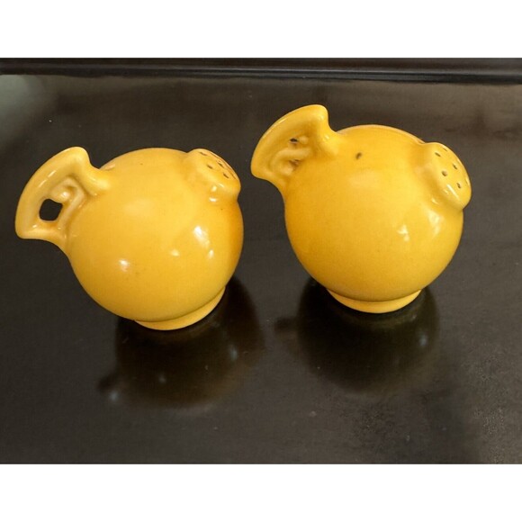 Red Wing 1930's Gypsy Trail Salt Pepper Shakers Yellow Pitcher S & P On Handle - Picture 1 of 8